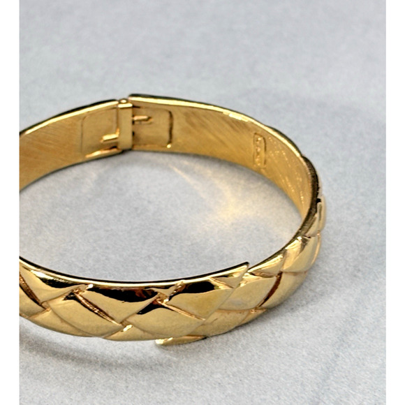 Vintage Monet Gold Tone Textured Hinged Bangle Bracelet Shiny Excellent - Picture 15 of 16